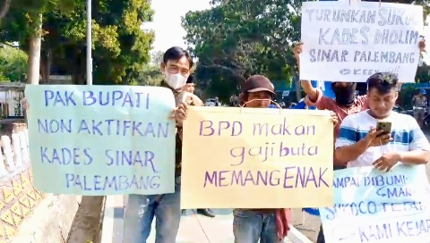 Ratusan Warga Desa Sinar Palembang Gelar Orasi, Desak Kades Mundur Imbas Dugaan Penyalahgunaan Dana Desa