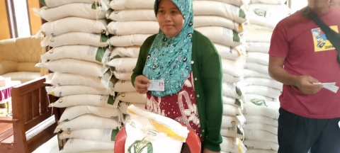 Sebanyak 483 KPM, Desa Sidoasri Terima Bantuan Beras dari Pemdes