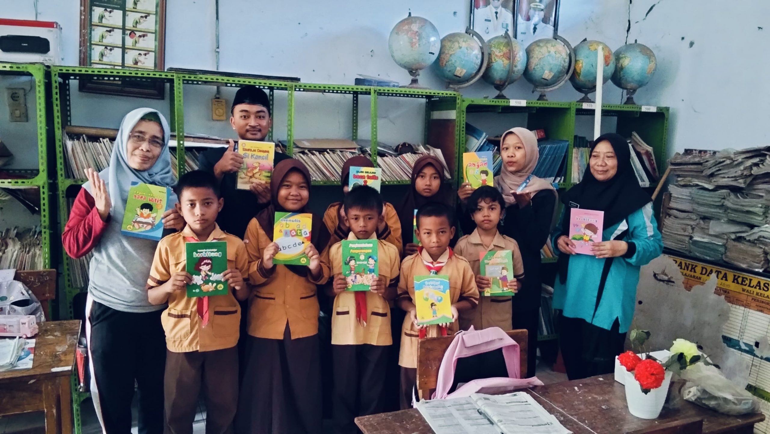 Mahasiswa KKN IAIKU Blora Berikan Bantuan Buku untuk SD Negeri 1 Sambongrejo