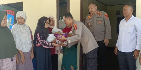 Sat Polairud Polres Lampung Selatan Jalin Silaturahmi Berbagi Tali Asih Bagi Lansia Di Pesisir