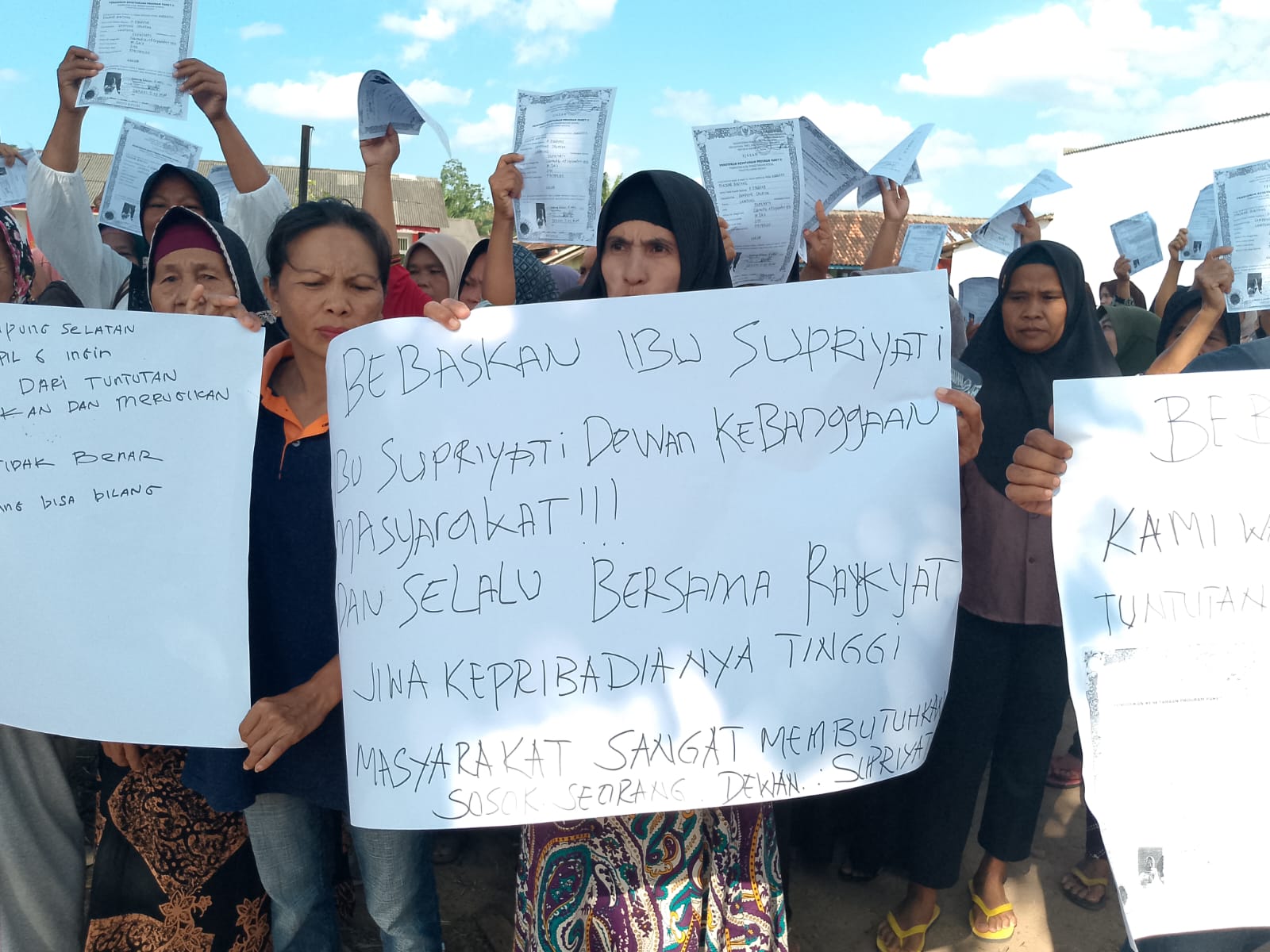 Ratusan Warga Sidomukti Unjuk Rasa Tolak Tuntutan JPU, Meminta Bebaskan Supriati