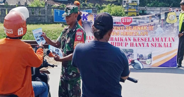 Babinsa Koramil 12/Mranggen Bersama Polsuska Gelar Sosialisasi Keselamatan di Perlintasan KAI Desa Kembangarum