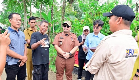 Jelang HUT RI, Warga Cat Jembatan Rusak Camat Apresiasi Kepeduliannya