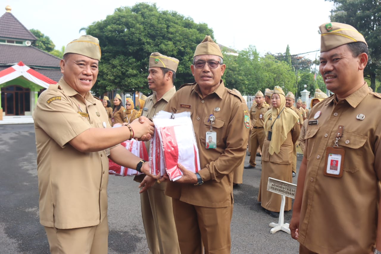 Pemkab Blora Bagikan Ratusan Bendera Merah Putih Jelang HUT RI ke-80