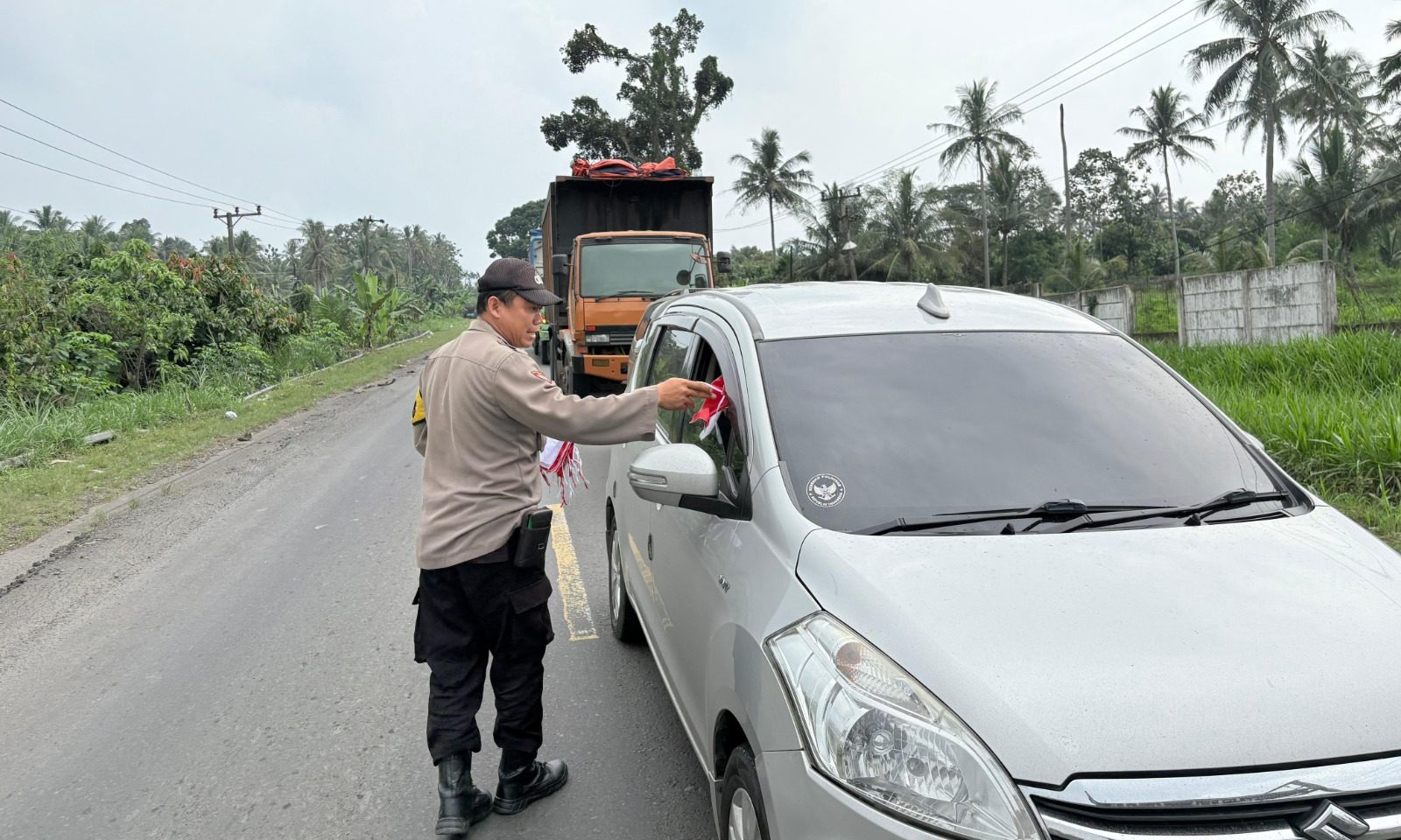 Polsek Katibung Bagikan Bendera Merah Putih Bagi Pengguna Jalan Menjelang HUT RI Ke 80