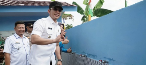 Bupati Egi, Resmikan Program Bantuan SAB dan MCK di Enam Lokasi Strategis di Provinsi Lampung