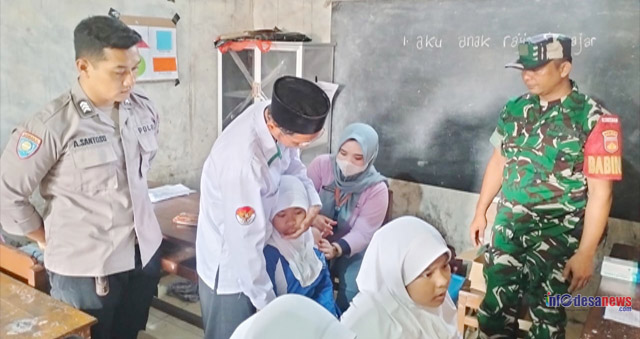 Babinsa Dampingi Kegiatan Bulan Imunisasi Anak Sekolah