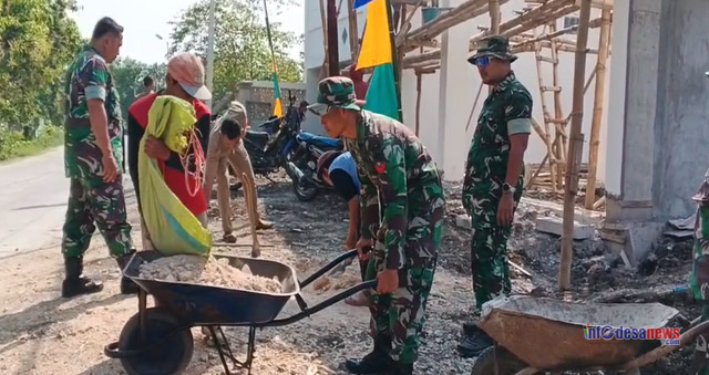 Giat Koramil Ngawen Membantu Warga Perbaiki Jalan Rusak di Desa Bergolo