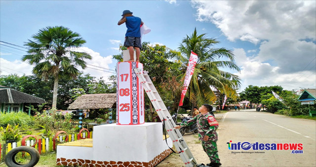 Babinsa Jongkang Bersama Warga Bangun Gapura Sambut Kemeriahan HUT RI ke-80
