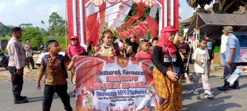 Anggota DPRD Lamsel, Samsul Lepas Karnaval, Meriahkan Semarak HUT ke-80 RI di Desa Sidoasri