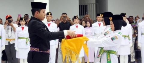 Bupati Lamsel, Radityo Egi Pratama Kukuhkan Petugas Paskibra HUT ke-80 RI