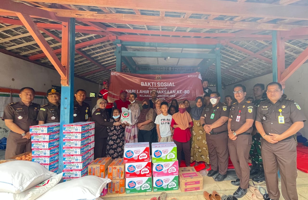 Kejari Blora Salurkan Bantuan untuk Korban Kebakaran Sumur Minyak di Gandu