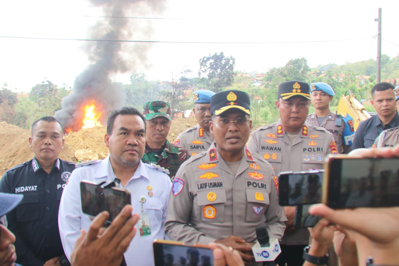 Wakapolda Jateng Tinjau Langsung Lokasi Kebakaran Sumur Minyak di Blora
