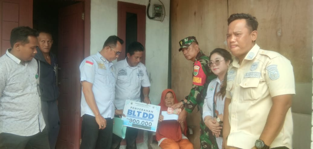 Pemerintah Desa Margorejo Salurkan BLT-DD Tahap III Tahun 2025 Secara Dor To Dor