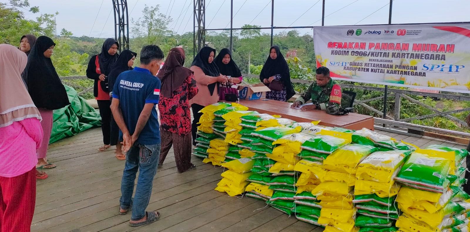 Gerakan Pangan Murah, Koramil Loa Kulu Sediakan 340 Karung Beras SPHP Bagi Warga Desa Margahayu