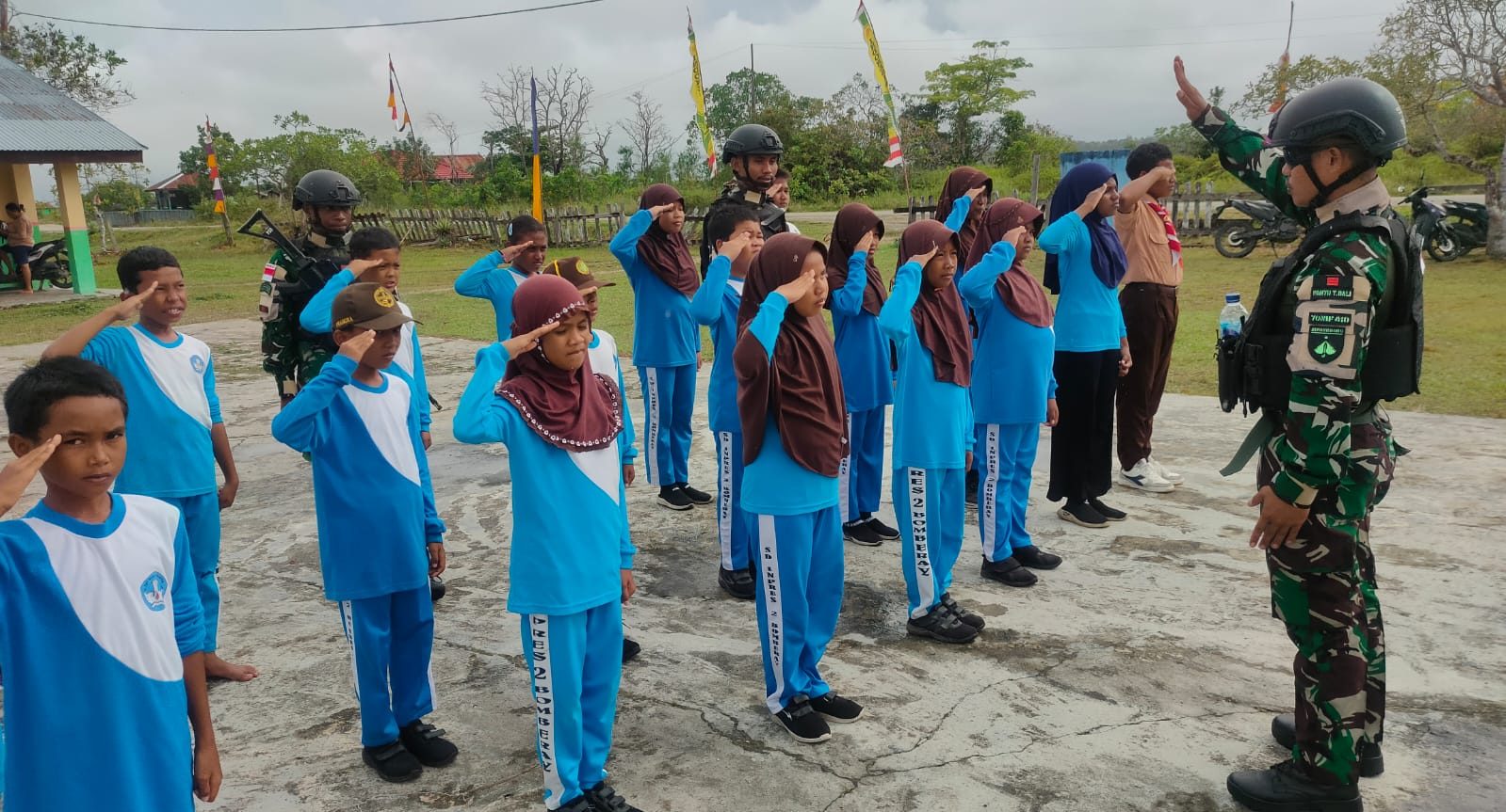 Tanamkan Disiplin, Satgas Yonif 410/Alugoro Ajarkan PBB Kepada Siswa di Perbatasan RI-PNG