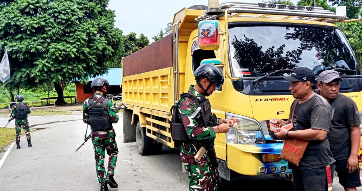 Ciptakan Rasa Aman, Satgas Pamtas  Yonif 410/Alugoro Laksanakan Sweeping Jalur Lintas Perbatasan