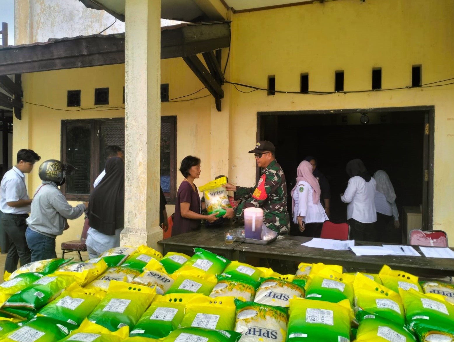 Koramil Loa Janan Sediakan 3 Ton Beras SPHP Bagi Warga Desa Purwajaya