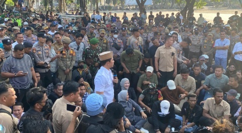 Bupati Egi dan Forkopimda Temui Pendemo di Depan Tugu Adipura