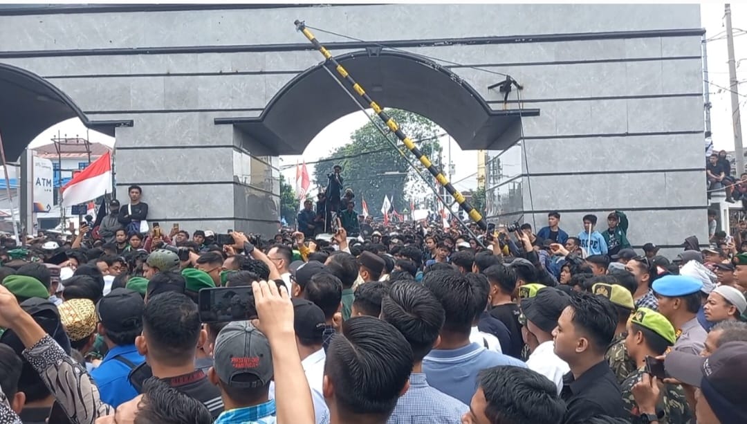 Mahasiswa Dan Elemen Masyarakat Lampung Gelar Aksi Damai Sampaikan 13 Tuntutan Di DPRD