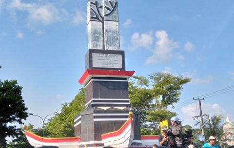 Ketika Aspirasi Rakyat Menggema di Bawah Tugu Adipura