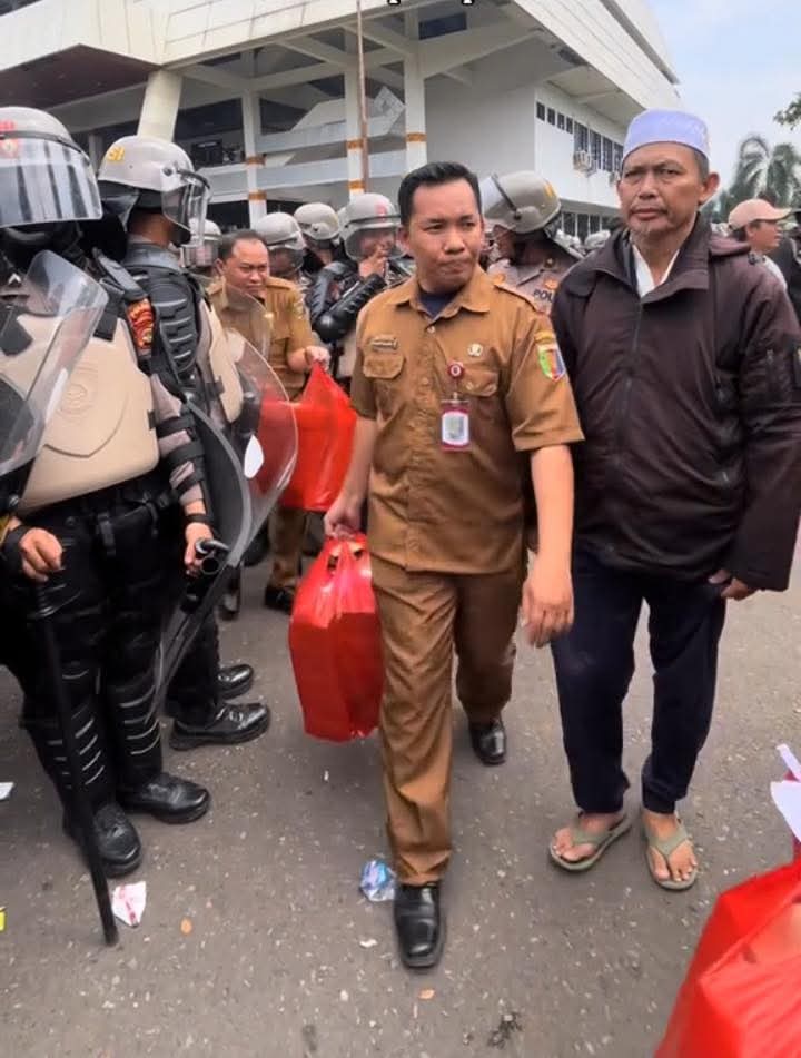Momen Kebersamaan Di Sela Unjuk Rasa Mahasiswa Pegawai Pemprov Bagikan Makanan Ringan