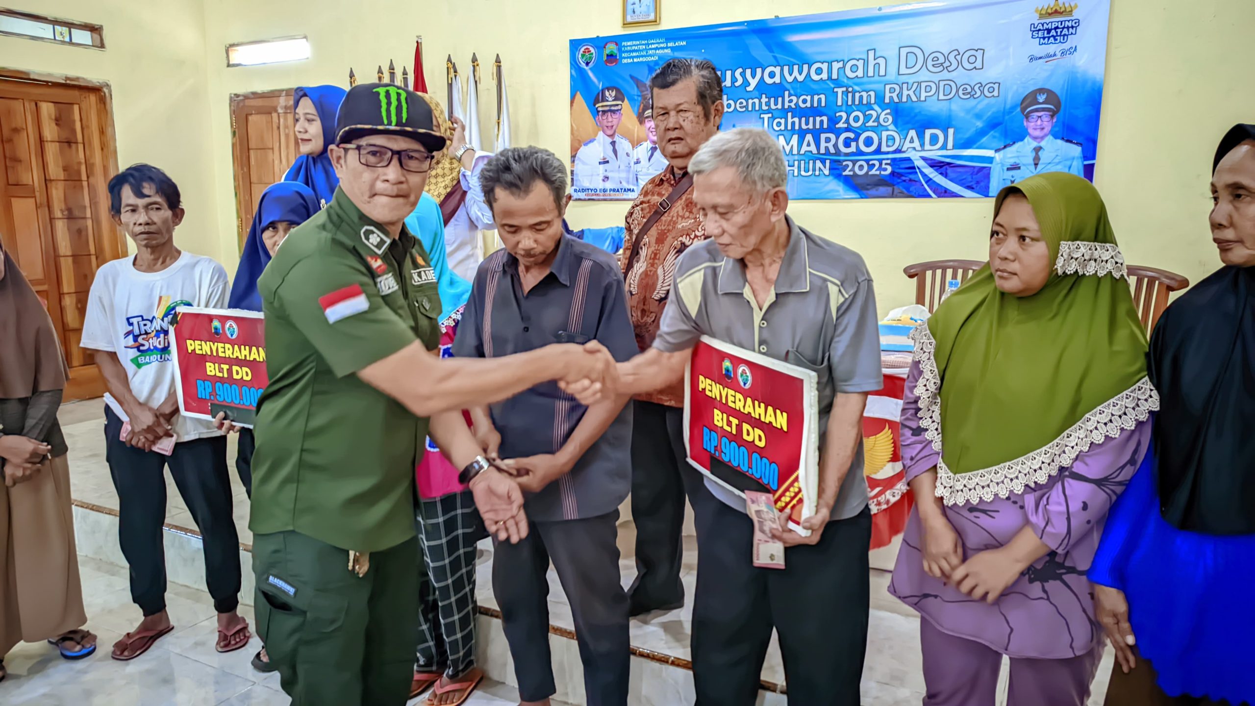Kades Margodadi Didampingi Camat Jati Agung Salurkan BLT-DD Tahap III Tahun 2025