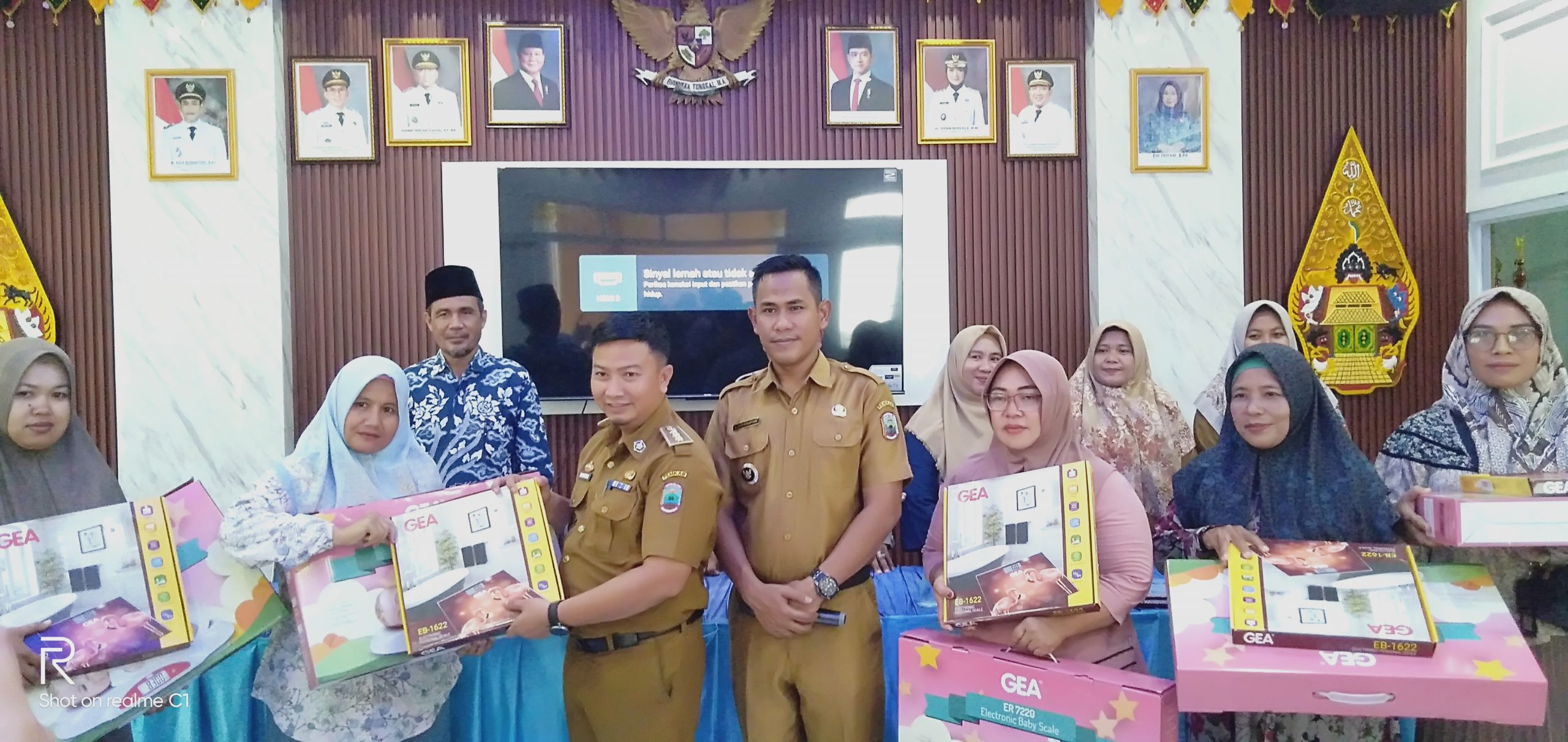 Pemdes Fajar Baru Salurkan Dana Bumdes-Susu Bagi Bumil-Timbangan Balita Serta BLT-DD Tahap III TA 2025