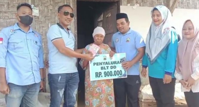 Romsi, S.H. Kades Karang Sari Pimpin Penyaluran BLT-DD Tahap III Tahun 2025 Secara Door to Door