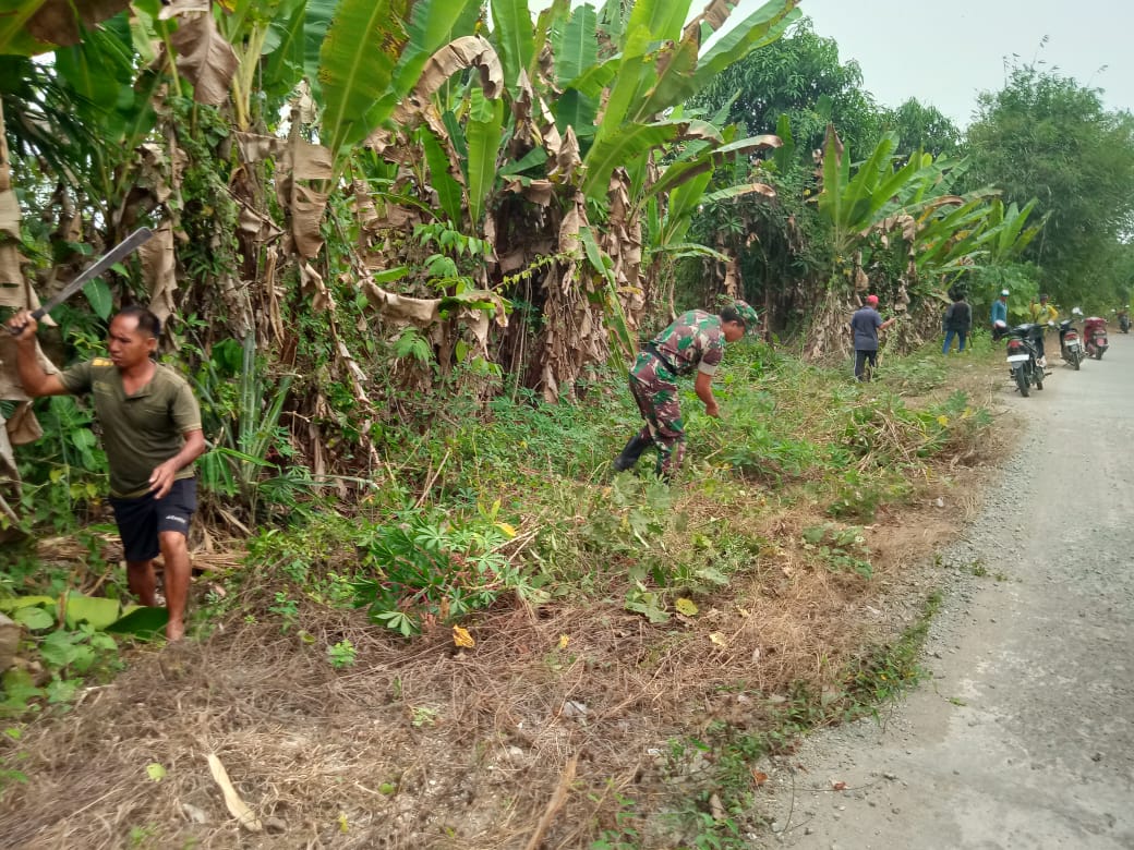 Babinsa Bersama Warga Lakukan   Gotong Royong Jaga Kebersihan Lingkungan