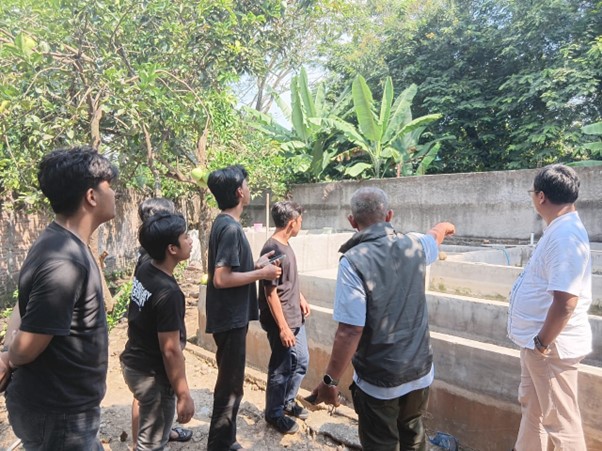 PKM UMS Kembangkan Smart Farming Budidaya Lele Berbasis IoT dan Panel Surya Tim