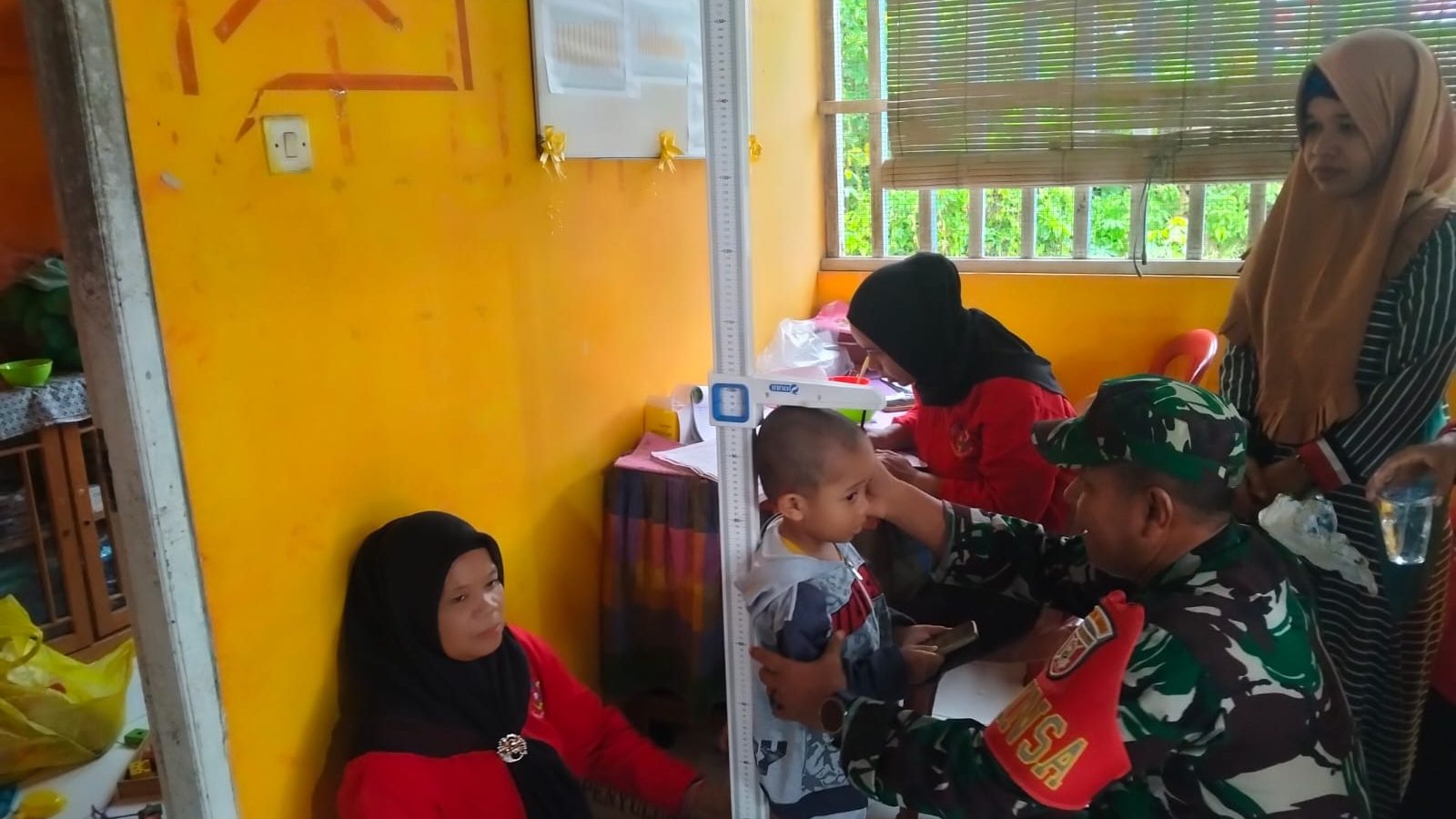 Peran Aktif Babinsa dalam Mendukung Kegiatan Posyandu di Wilayah Binaan