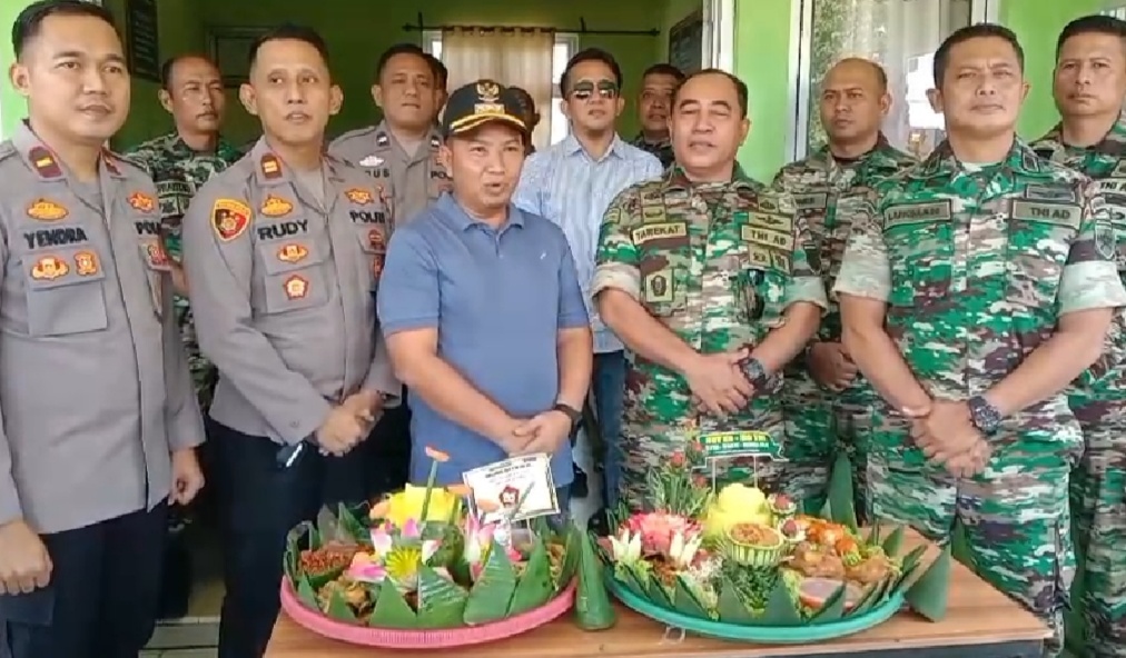 Camat Bersama Kapolsek Jati Agung Geruduk Posramil Jati Agung”Serahkan Tumpeng Di HUT TNI Ke 80