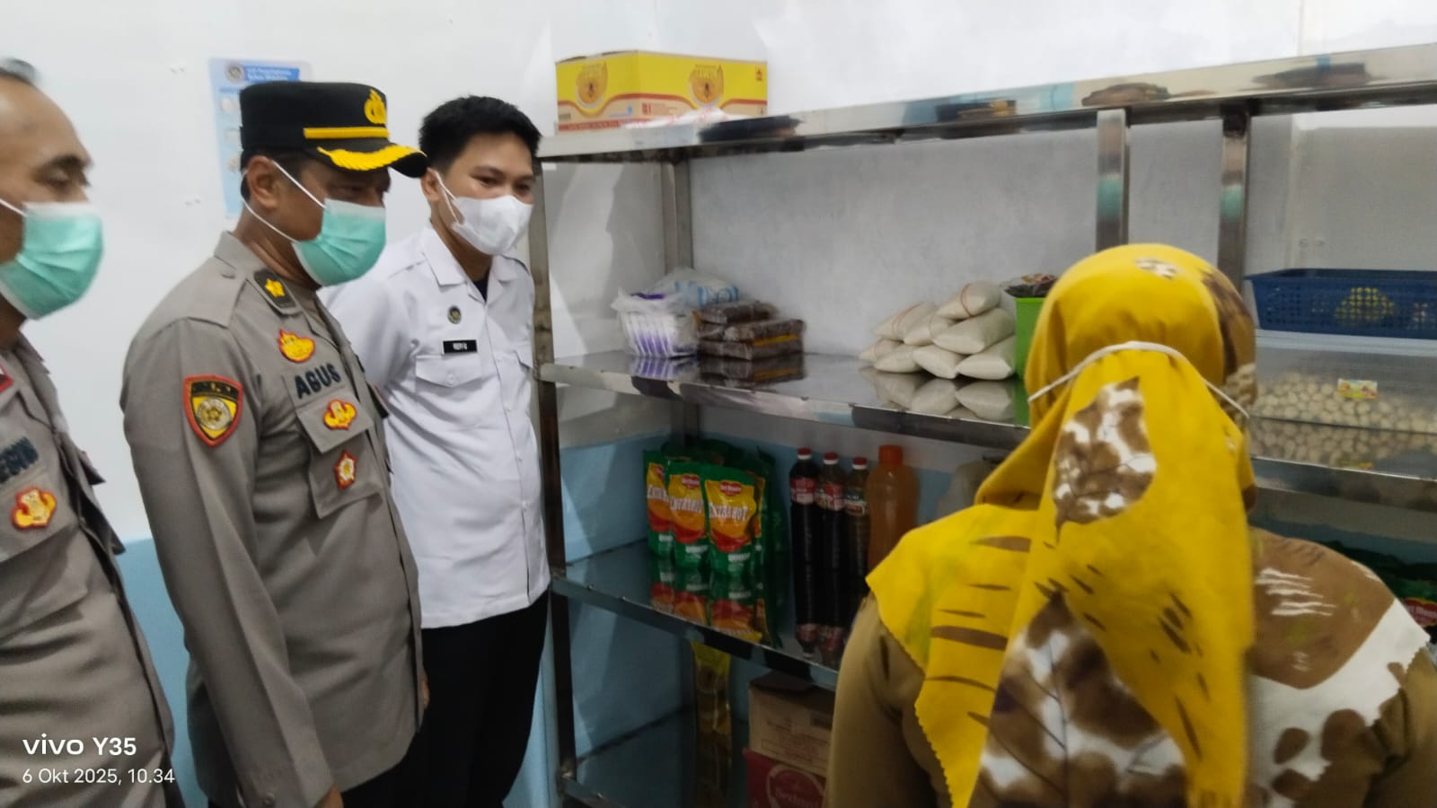 Polres Lampung Selatan Dan Puskesmas Candipuro Cek Kesehatan Penjamah Pangan Di Desa Rawa Selapan