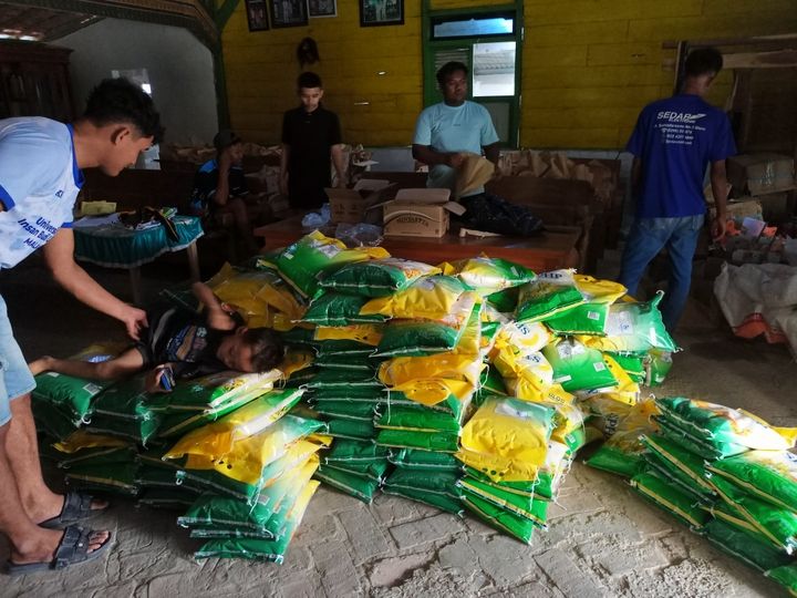 Meringankan Beban Warga Gendono, Pemdes Gandu dan PMI Blora Membagikan 245 Paket Sembako