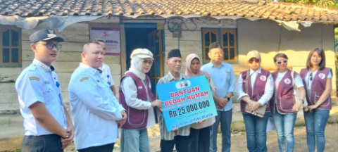 Bupati Egi Apresiasi Yayasan Wanita Filantropi Indonesia Bantu Bedah Rumah di Sidomulyo dan Kalianda
