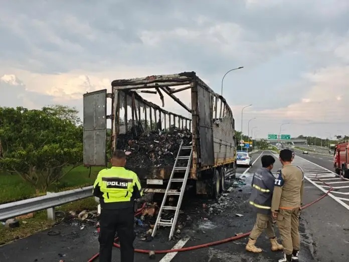 Truk Kontainer JNE Terbakar di Tol Kertosono – Solo, Paket Kiriman Senilai Rp100 Juta Hangus