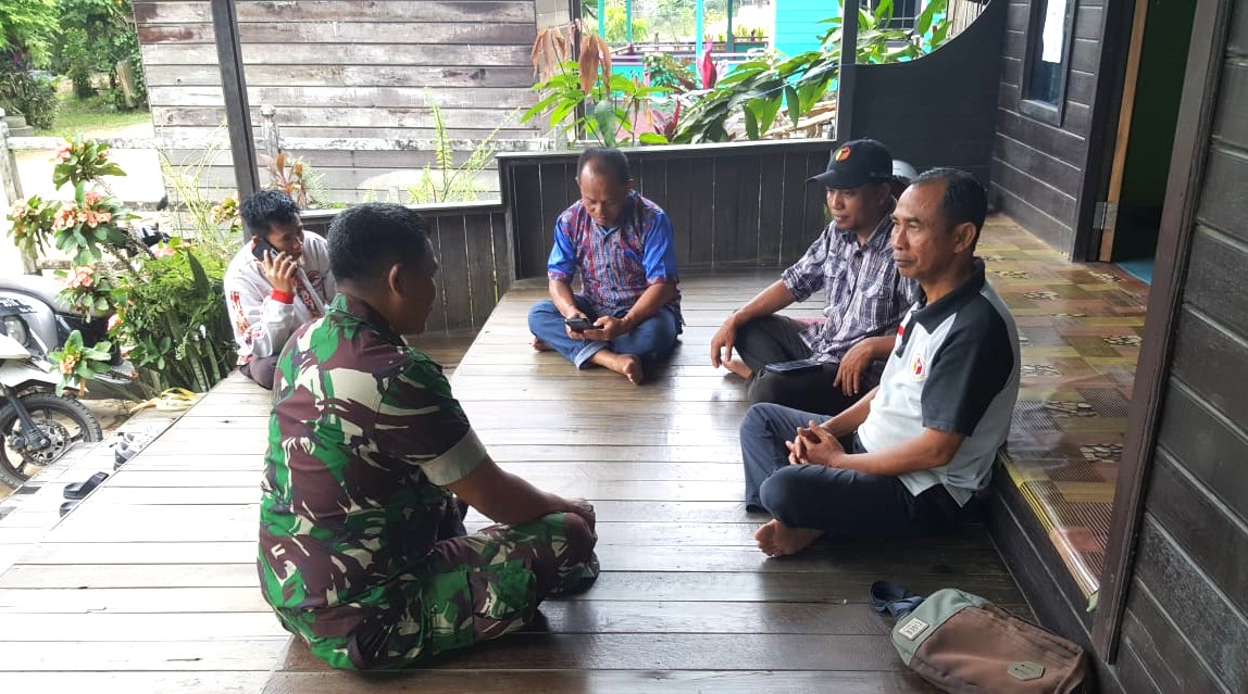 Babinsa Kerta Buana Ciptakan Keakraban dengan Warga Binaan Melalui Komsos