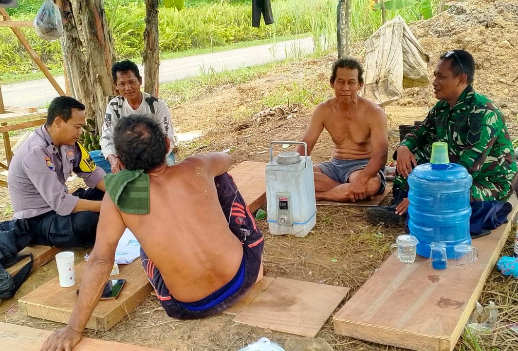 Kompak, Babinsa  Koramil 14/Tenggarong Seberang Dan Bhabinkamtibmas  Komsos Bersama Dengan Warga Binaan