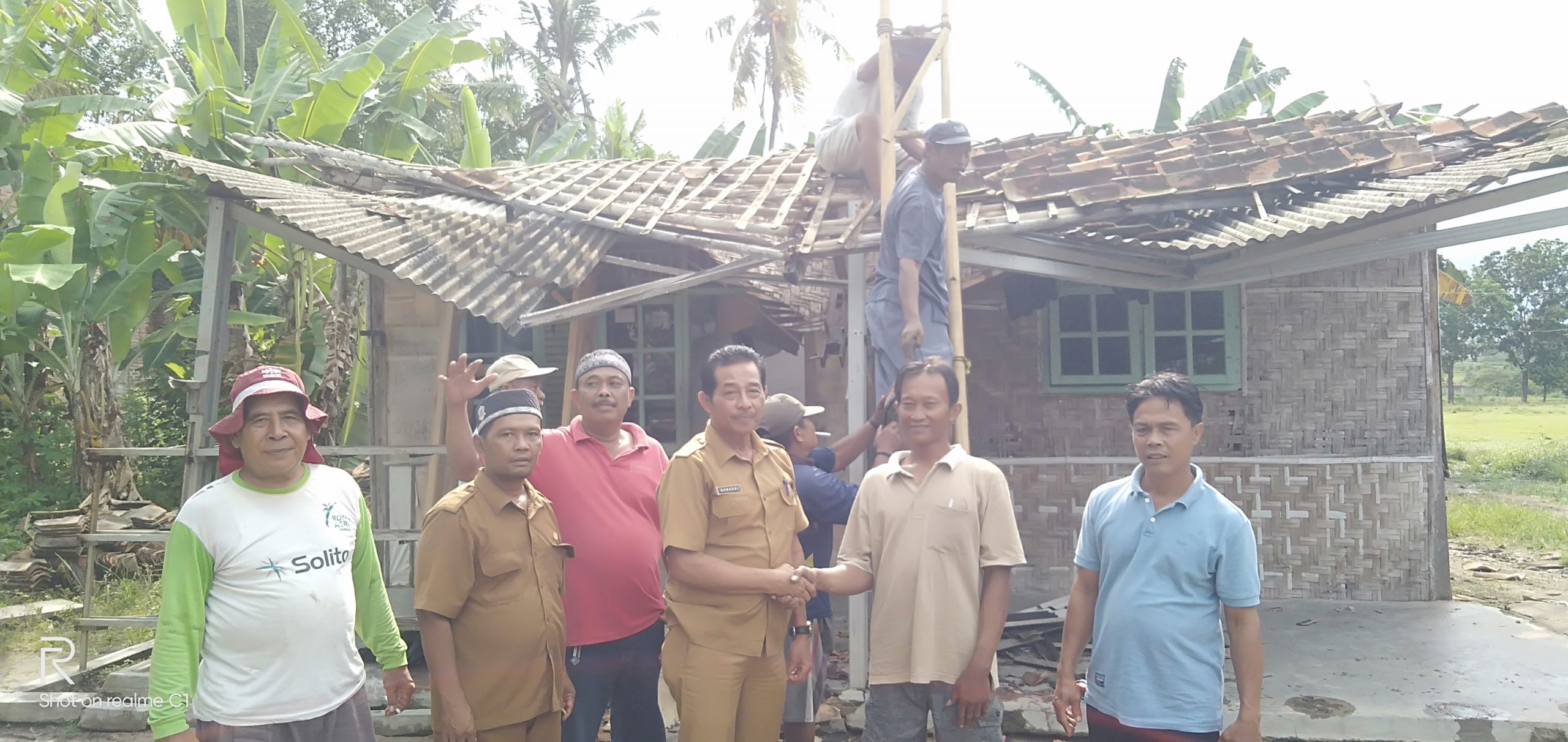 Gerak Cepat Sumardi Kades Jatimulyo Sambangi Serta berikan Bantuan Bedah Rumah Bagi Warga Terdampak Musibah