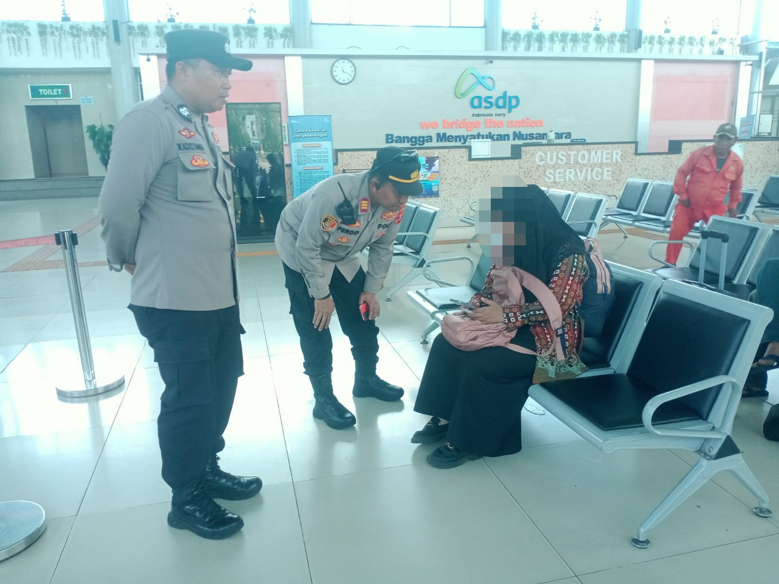 Aksi Simpatik Polisi Di Bakauheni”Bujuk Anak Depresi Hendak Menyebrang Ke Pulau Jawa