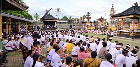 Ribuan Umat Hindu Saksikan Peresmian Balai Banten Pura Puseh Kertibuana Oleh Bupati Radityo Egi Pratama