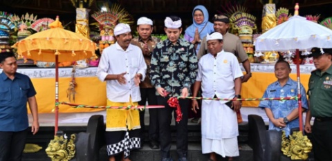 Agus Sartono Kenakan Udeng Adat Saat Dampingi Bupati Resmikan Balai Banten Pura Puseh Kertibuana