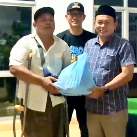 Mewakili Bupati, Agus Sartono Salurkan Kaki Palsu Program Gubernur Melalui Dinas Sosial