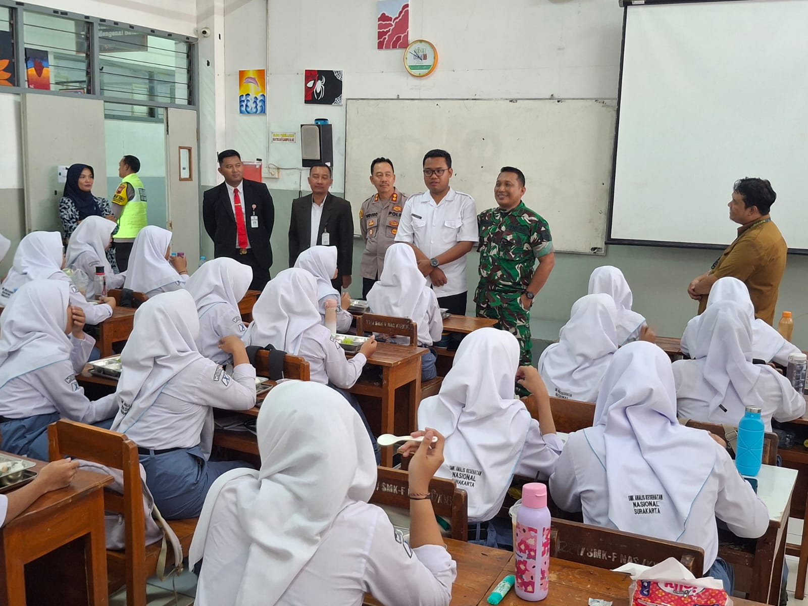 Danramil 03 Serengan Bersama Kapolsek, Camat Launching SPPG – MBG Penyaluran Makanan Bergizi Gratis