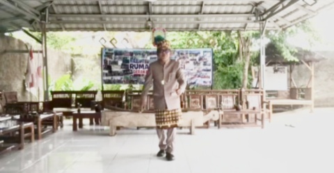 Sebelum Sidang HUT Lamsel, Anggota DPRD Gerindra Dwi Riyanto‘Nge-Bedana di Rumah Aspirasi