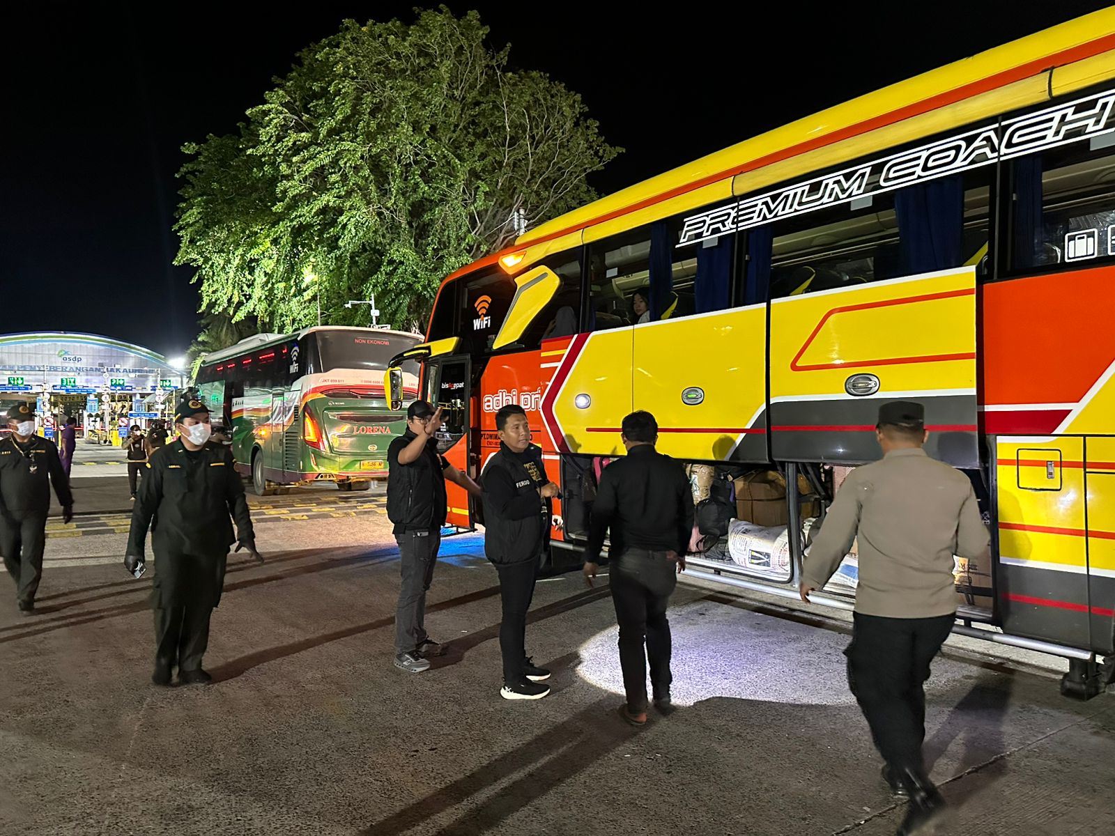Tiem Gabungan KSKP Bakuheni Bersama BKSDA Lampung Amankan Ratusan Ekor Satwa Liar Jenis Burung