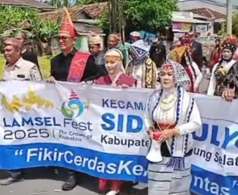 Fikir Cerdas, Kerja Tuntas Menggema di Pawai Budaya Sidomulyo pada Lamsel Fest 2025