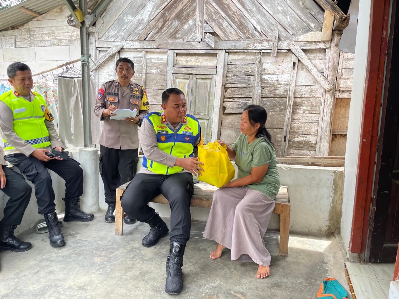 Kapolres Blora Tinjau Langsung Lokasi dan Serahkan Bantuan untuk Korban Pergerakan Tanah di Cepu
