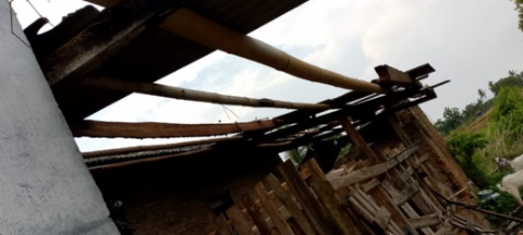 Atap Lima Rumah Warga di Dusun 03 Titiwangi Porak-Poranda Diterjang Angin Kencang